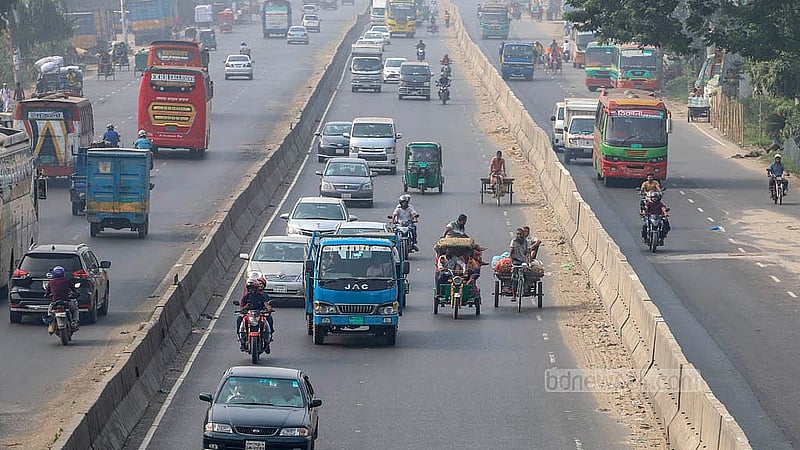 A lack of law enforcement has led battery-run rickshaws to try and compete with speedier vehicles on the Dhaka-Chattogram highway in the Matuail area of Dhaka. Photo: Abdullah Al Momin.