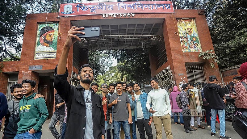 Students hoist a banner reading “Titumir University” at the main gate and administrative building of the college campus on Tuesday, Jan 7, 2025, to demand an independent university. Photo: Abdullah al Momin