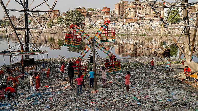 A mini-Ferris wheel has been set up for children's entertainment in an unhygienic environment on the riverbank of Kamrangirchar’s Ashrafabad area.Photo: Mahmud Zaman Ovi
