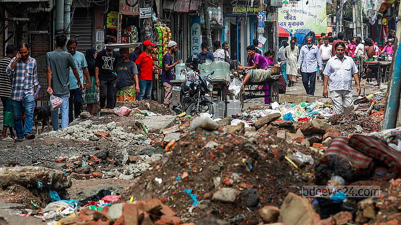 Piles of earth and bricks are scattered across Nazimuddin Road due to the sewage line installation. There is no room for vehicles to pass, making it difficult for pedestrians as well.Photo:Mahmud Zaman Ovi