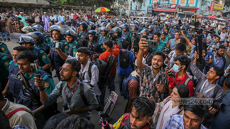 Police occupy the street in front of the National Press Club after dispersing MPO-listed teachers and employees on Sunday, Oct 12, 2025.