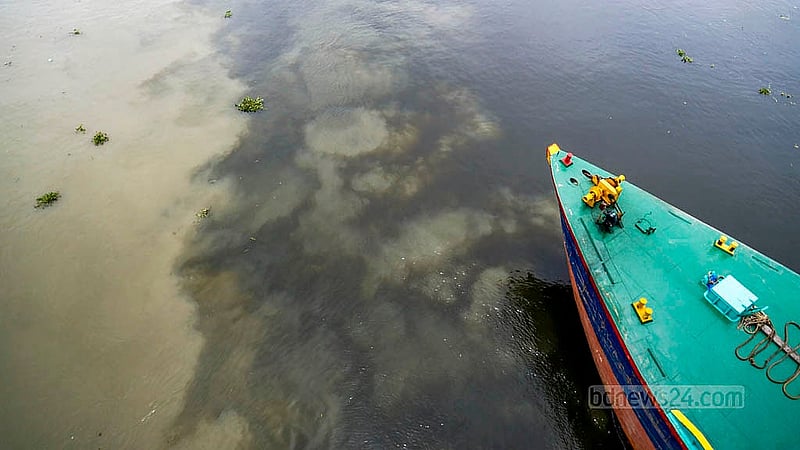 Water levels in the Shitalakhya have risen with the monsoon. On one side flows the new murky water, on the other, the older polluted stream. Photographed from Sultana Kamal Bridge, Demra. Photo: Mahmud Zaman Ovi