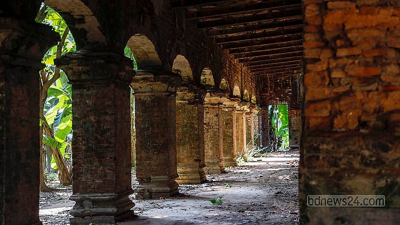 The image that comes to mind at the mention of the Puthia Rajbari is actually the Pachani Jamidar Bari. The Charani Jamidar Bari is nearby, but the structure is largely in ruins due to lack of maintenance. Photo: Mahmud Zaman Ovi