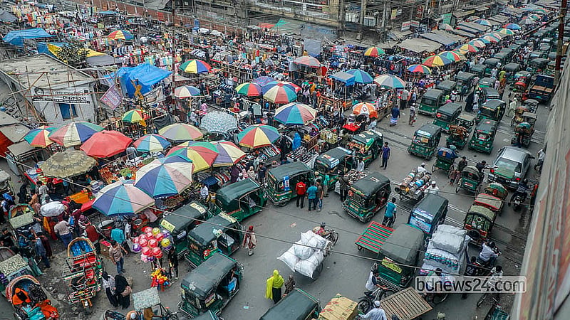Vendors set up temporary stalls directly on the railway tracks in Dhaka’s Jurain, despite restrictions by railway authorities. Photo: Abdullah al Momin