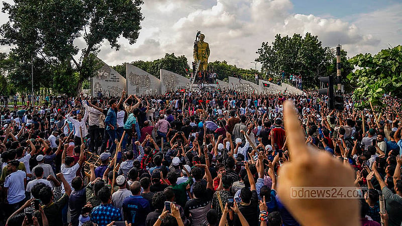 Angry protesters brought down the statue of Bangabandhu Sheikh Mujibur Rahman in Dhaka’s Bijoy Sarani. Photo: Mahmud Zaman Ovi