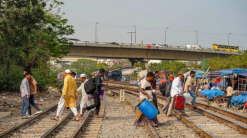 Although the Kuril Bishwa Road level crossing in Dhaka is closed, thousands still risk crossing the tracks daily, with accidents possible at any time. Photo: Tanjinur Rahman Bhuiyan
