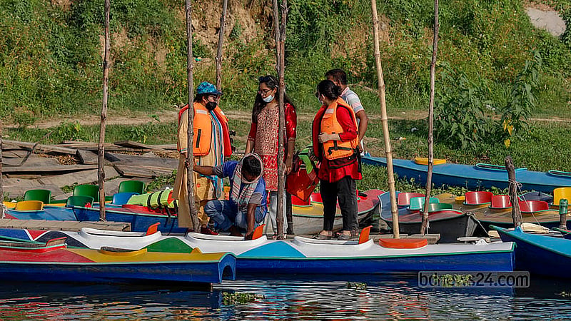To ensure safety and prevent casualties in case of accidents, people are provided with life jackets while kayaking on the lake in Sector 18 of Diabari, Uttara. Photo: Mahmud Zaman Ovi