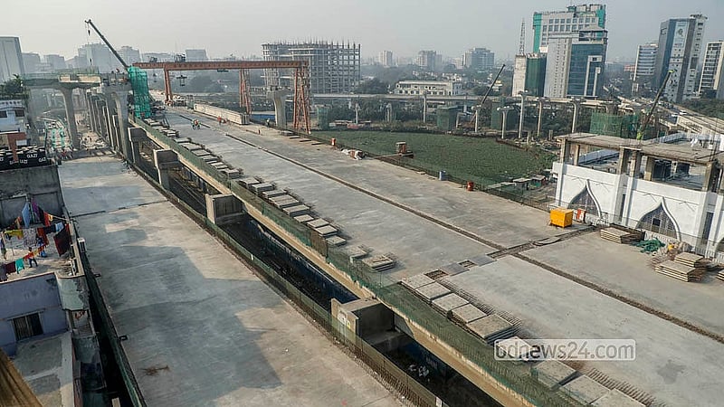 The roadway has become visible as the construction of the upper part of the Dhaka Elevated Expressway from Karwan Bazar to Malibagh Railgate has been completed. Photo: Abdullah Al Momin