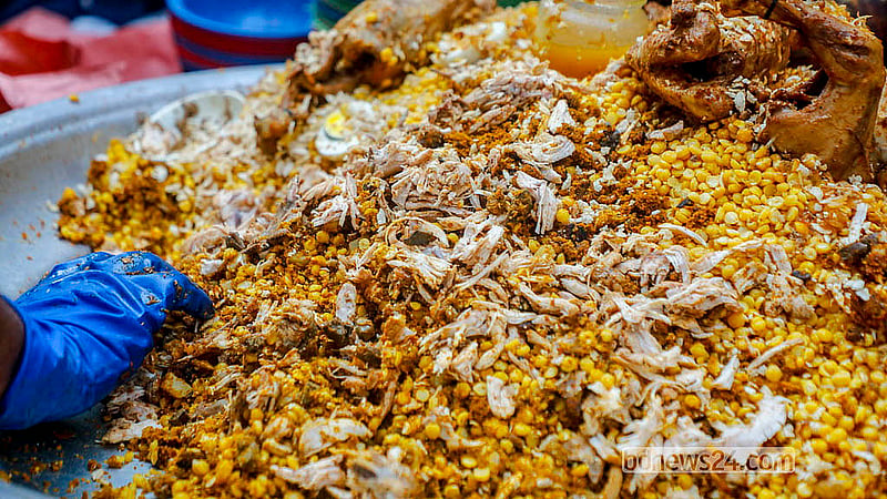 The popular Iftar dish, called “Boro Baaper Polay Khaay,” combines minced beef, beef liver, beef brain, chicken, flattened rice, lentils, suti kebab, potatoes, eggs, and 12 spices. Photo: Abdullah al Momin