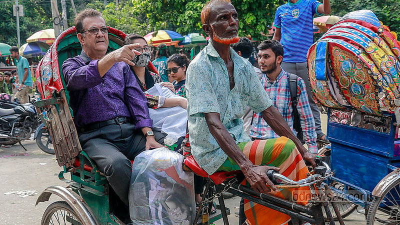 Some people arrived by rickshaw to contribute to the relief effort.