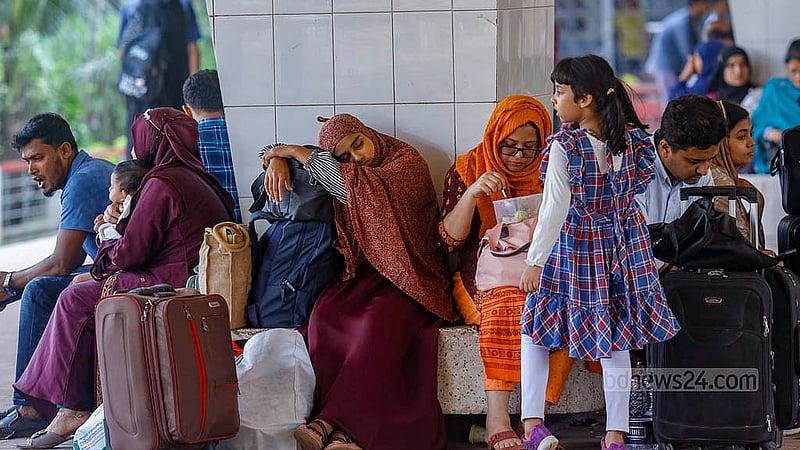 A woman dozes off, leaning against her bag while waiting on a bench at Kamalapur Station, where schedule disruptions continued all day on Friday, October 25, 2024, due to the train accident. Photo: Mahmud Zaman Ovi