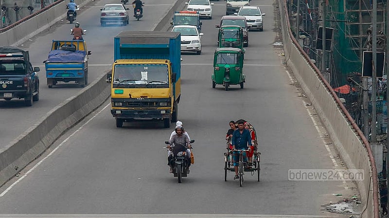 Battery-powered rickshaws are operating on the bustling Moghbazar-Mouchak flyover in Dhaka. To avoid the traffic congestion on the main road below, rickshaw drivers have taken to the flyover, with unwary passengers showing no objection to save time. Photo: Mahmud Zaman Ovi