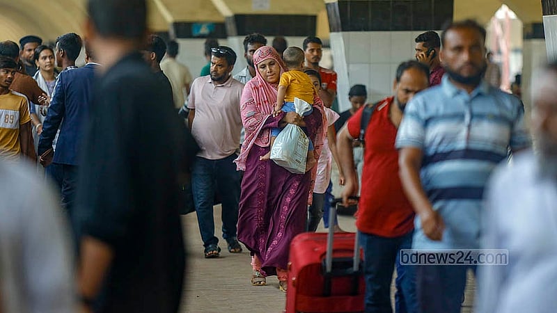 People are leaving Dhaka on advance Eid train tickets. As soon as the train arrives, passengers rush to get on board. Photo: Mahmud Zaman Ovi