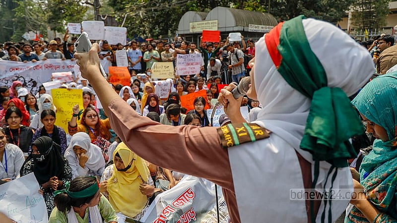 Students from different colleges hold a demonstration in Dhaka’s Shahbagh on Tuesday, Mar 11, 2025 to protest the rise in rape cases nationwide and to demand the maximum punishment for perpetrators. Photo: Mahmud Zaman Ovi