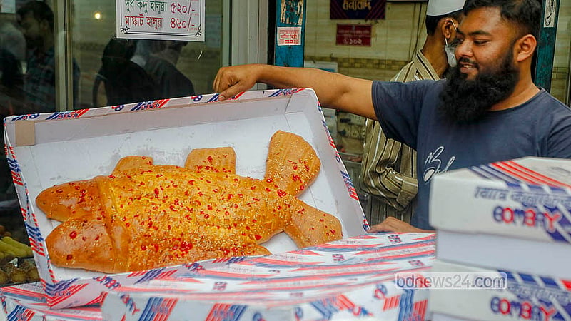 A fish-shaped bread weighing over 2kg is sold on the roadside in Old Dhaka’s Chawkbazar on Tuesday, Feb 3, 2026, on the eve of Shab-e-Barat. Photo: Abdullah Al Momin