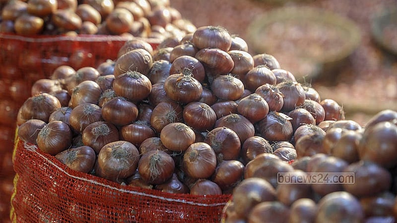Depending on quality, onions are selling at Tk 85-100 per kg at Farashganj, the largest wholesale market in Dhaka. Photo: Abdullah al Momin