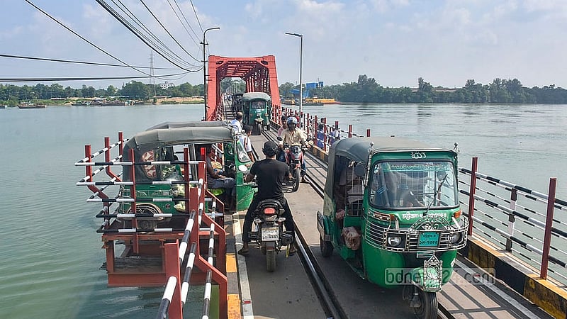 Chattogram’s century-old rail-cum-road Kalurghat Bridge reopened for traffic on Sunday morning, Oct 27, 2024, after being closed for 14 months due to renovation work. As the signal work is still incomplete, vehicles from both directions are causing congestion, leaving commuters frustrated. Photo: Suman Babu