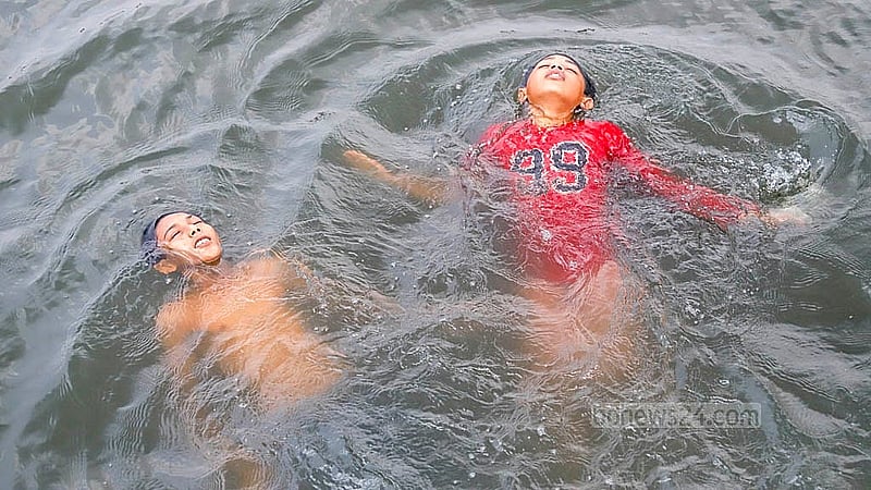 Children and teenagers dive into the Buriganga River, seeking some relief from the sweltering early autumn heat. Photo: Abdullah al Momin