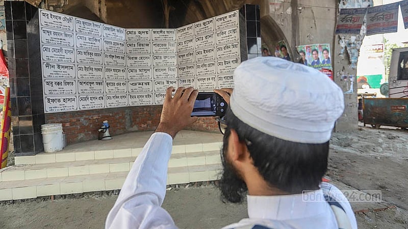 Common People taking a look at the names inscribed on the “Shahidi Oikya Chattar” built in memory of those killed in Dhaka's Jatrabari during the Anti-discrimination Student Movement. Photo: Abdullah al Momin