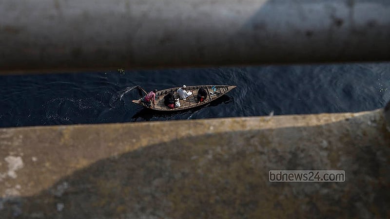 Though the colour of the Buriganga River waters have changed, it has not changed the livelihoods of the boatmen who cross it regularly to earn an income. No matter how polluted the water, these boatmen continue to ply their trade throughout the year. Photo: Mahmud Zaman Ovi