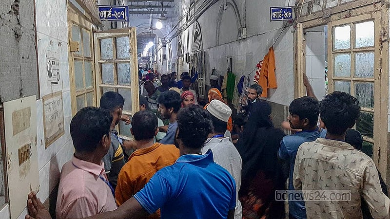 The strike of the nurses caused suffering to patients. Along with their relatives, they crowded outside wards 207 and 208 in Dhaka Medical College Hospital on Tuesday, Oct 8, 2024. Photo: Abdullah al Momin