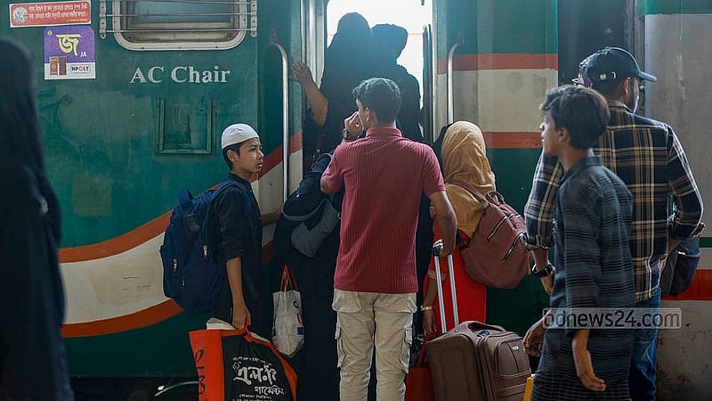 People are leaving Dhaka on advance Eid train tickets. As soon as the train arrives, passengers rush to get on board. Photo: Mahmud Zaman Ovi