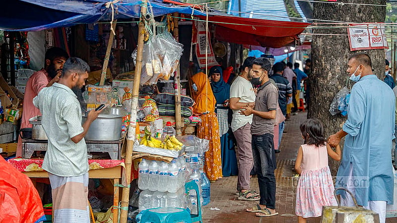 Various makeshift shops have been set up on the footpath in front of Shaheed Suhrawardy Medical College in Dhaka. The shops range from food stalls to those selling necessary goods for patients. Photo: Mahmud Zaman Ovi
