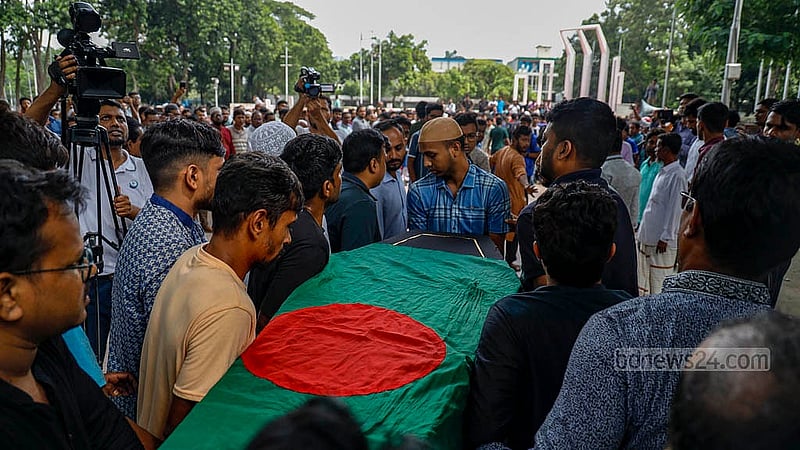 Emon Hossain’s body is brought to the Central Shaheed Minar for funeral prayers on Sunday noon, Aug 18, 2024, after he died in the ICU at Dhaka Medical College Hospital following a shooting during the Anti-discrimination Student Movement in Mirzapur, Tang