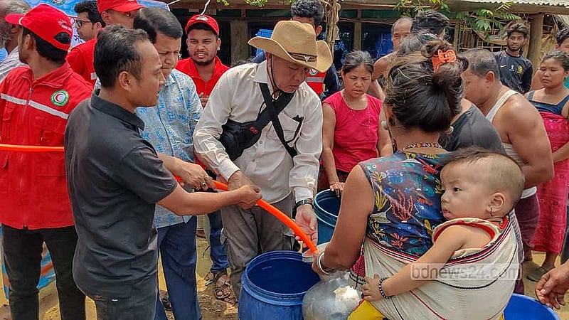 The Bandarban unit of the Bangladesh Red Crescent Society (BDRCS) distributes water in Chimbuk Hill’s Korang Bazar, an area around 80 kilometres away from the district town. Around 210 families belonging to the ethnic Mro community live in the area. Photo: U She Thowai Marma