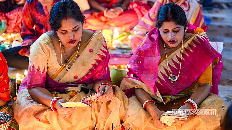 Throughout the lamp-lighting ceremony, many devotees chant the Loknath pranam mantra. Photo: Muhammad Mostafigur Rahman
