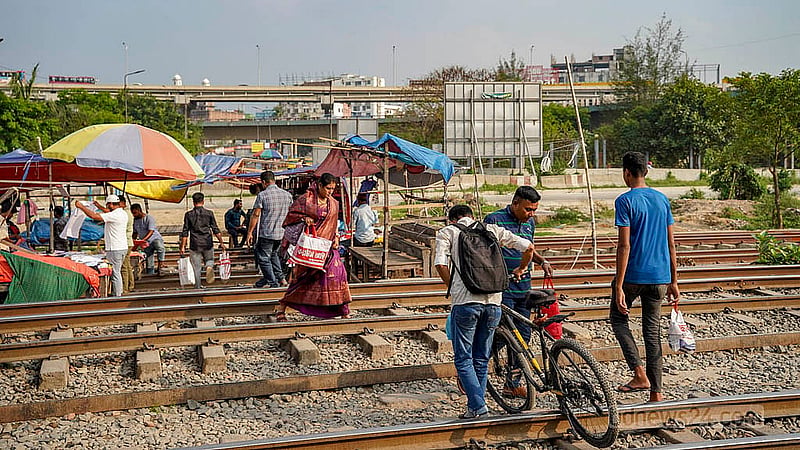 The Kuril Bishwa Road level crossing in Dhaka was closed years ago, but people still risk crossing the railway tracks. Photo: Tanjinur Rahman Bhuiyan
