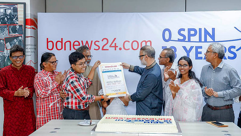 At the celebration, Hello’s child journalist KM Iftesham Islam presented Editor-in-Chief Toufique Imrose Khalidi with a hand-drawn greeting card.