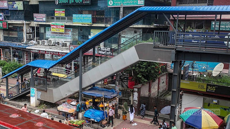 The escalators of the foot overbridge outside Shaheed Suhrawardy Medical College Hospital in Dhaka are out of service, causing pedestrians to suffer. Photo: Abdullah Al Momin