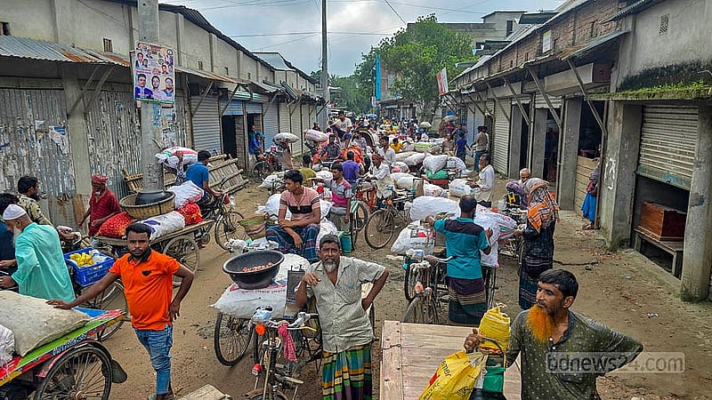 Farmers gather at the wholesale onion market in Faridpur's Thenthenia from 6am. Some of them carry the onions on rickshaw vans while some bring them on three-wheelers or autorickshaws. Photo: Sheikh Mofijur Rahman Shipon