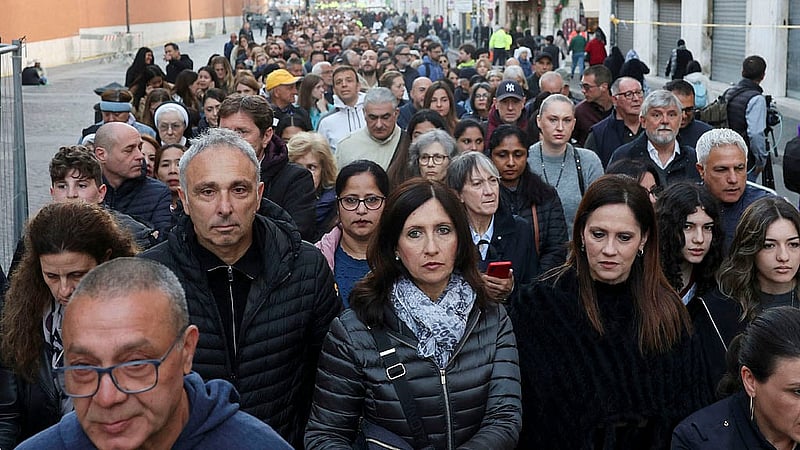 Faithful queue to enter St. Peter's Basilica to pay respects as Pope Francis lies in state, as seen from Rome, Italy, April 25, 2025. Photo: Reuters