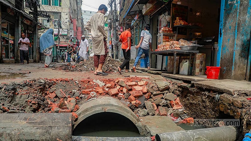 Local shopkeepers are struggling due to the ongoing work on Nazimuddin Road, which has not been completed even after six months. The poor state of the road is impacting their businesses.Photo:Mahmud Zaman Ovi