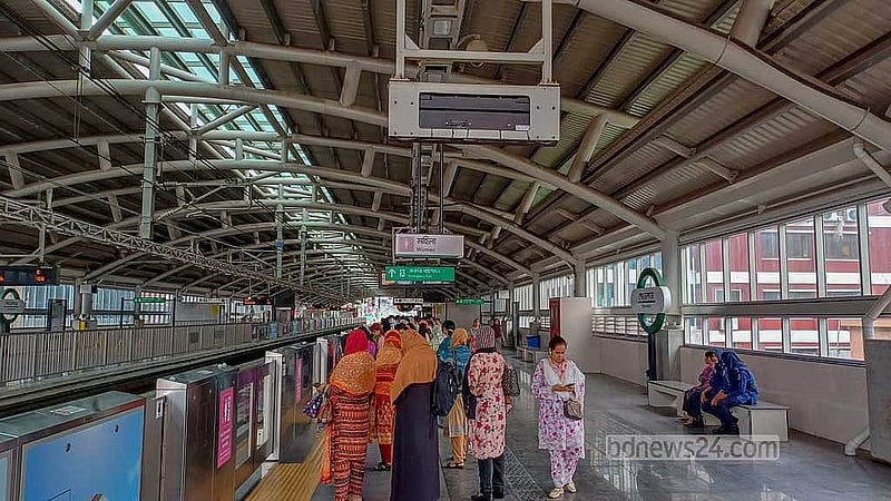 Commuters wait to board the metro rail at the Shewrapara station in Dhaka on Sunday, Aug 25, 2024. Photo: Obaidur Masum
