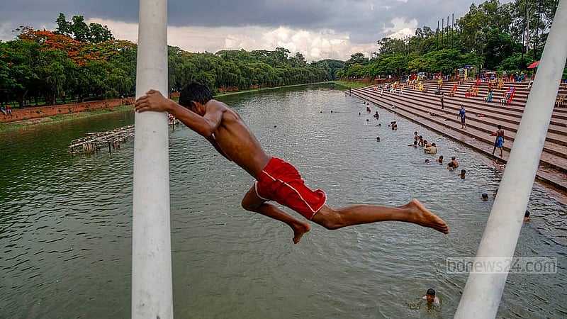 Children and adolescents dive into the lake at Zia Udyan to cool themselves amid the scorching heat. Photo: Mahmud Zaman Ovi