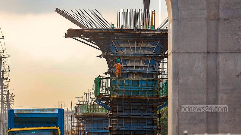 Workers set up a pillar at Ashulia’s Nischintapur end of Dhaka-Ashulia Elevated Expressway. Photo: Mahmud Zaman Ovi