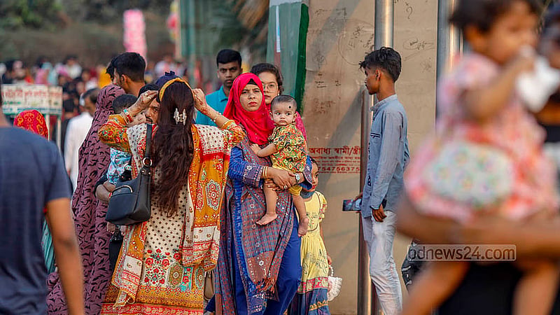 Many families gather at Hatirjheel on Wednesday, Apr 2, 2025, the third day of Eid, enjoying the view of Dhaka’s popular waterfront destination. Photo: Mahmud Zaman Ovi