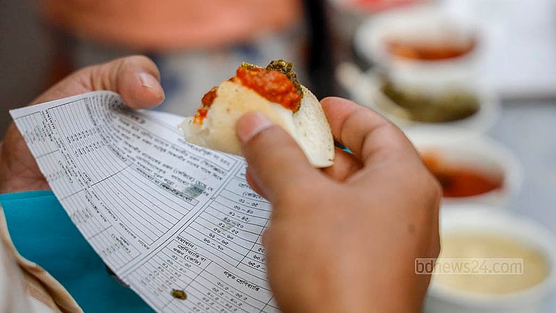 The prices of chitoi pitha, a traditional rice cake, are set according to their size on the pavement in Dhaka’s Farmgate. Smaller pitha are sold for Tk 5 a piece, while the larger ones are sold for Tk 10 each. Photo: Mahmud Zaman Ovi