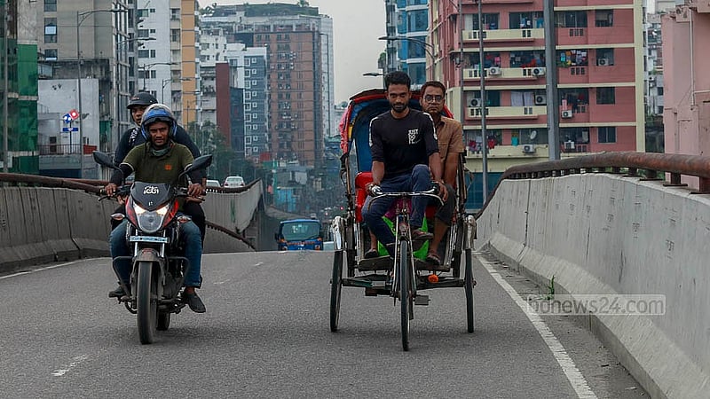 Battery-powered rickshaws are operating on the bustling Moghbazar-Mouchak flyover in Dhaka. To avoid the traffic congestion on the main road below, rickshaw drivers have taken to the flyover, with unwary passengers showing no objection to save time. Photo: Mahmud Zaman Ovi