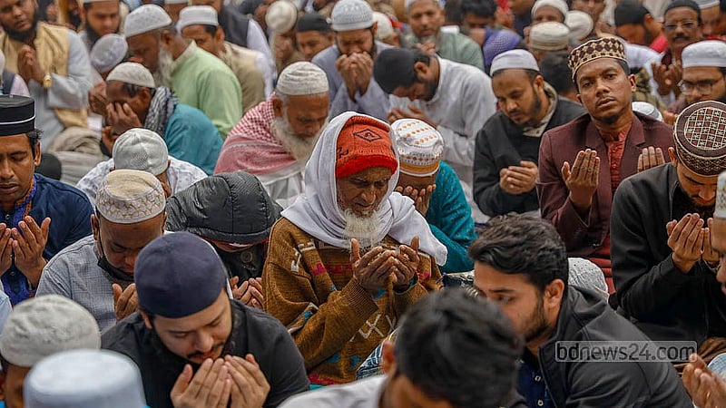 Hundreds of thousands of devotees take part in the Akheri Munajat at the end of the first phase of the Biswa Ijtema on the bank of Turag River on Sunday, Feb 2, 2025. Photo: Mahmud Zaman Ovi