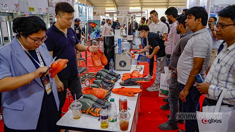 Rubber shoes are being crafted using advanced machinery in a live demonstration at a stall in the Leathertech Bangladesh 2024 exhibition in the Expo Zone of Dhaka’s International Convention City Bashundhara, or ICCB. Photo: Mahmud Zaman Ovi