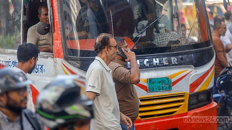 A man crosses a busy road while talking on his mobile phone in Dhaka’s Karwan Bazar on Tuesday, Aug 19, 2025. Photo: Mahmud Zaman Ovi