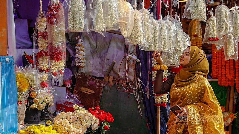 Women browse from shop to shop in Shahbagh on Thursday, Feb 12, 2026 searching for the perfect blooms to welcome spring. Photo: Mahmud Zaman Ovi