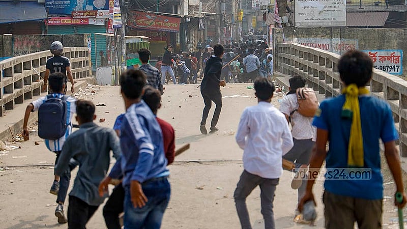Two rival groups clash during an attack at Dr Mahbubur Rahman Mollah College in Dhaka’s Jatrabari. Photo: Mahmud Zaman Ovi