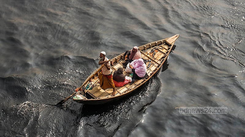 Though the colour of the Buriganga River waters have changed, it has not changed the livelihoods of the boatmen who cross it regularly to earn an income. No matter how polluted the water, these boatmen continue to ply their trade throughout the year. Photo: Mahmud Zaman Ovi