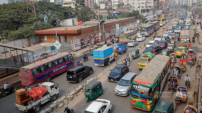 The main road from Dhaka's Rampura Bridge to Badda via Merul Badda faces heavy traffic most of the day. Traffic police say the road does not let up on traffic due to the pressure of additional vehicles, along with the chaos on the road. Photo: Mahmud Zaman Ovi