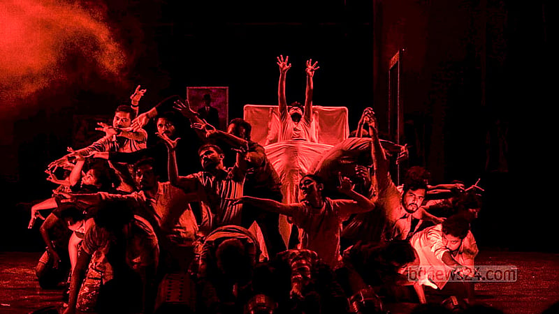Students of the 46th batch of Prachyanat School of Acting and Design perform in 'Rupantor' at the Neelima Ibrahim Auditorium of the Bangladesh Mohila Samity in Dhaka’s Bailey Road. Photo: TanushreeBiswas